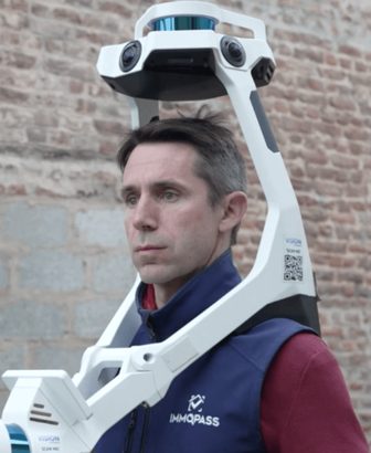 Nicolas Biquet, CEO en medeoprichter van ImmoPass, met de mobiele NavVis LiDAR-scanner voor 3D-scanning van gebouwen